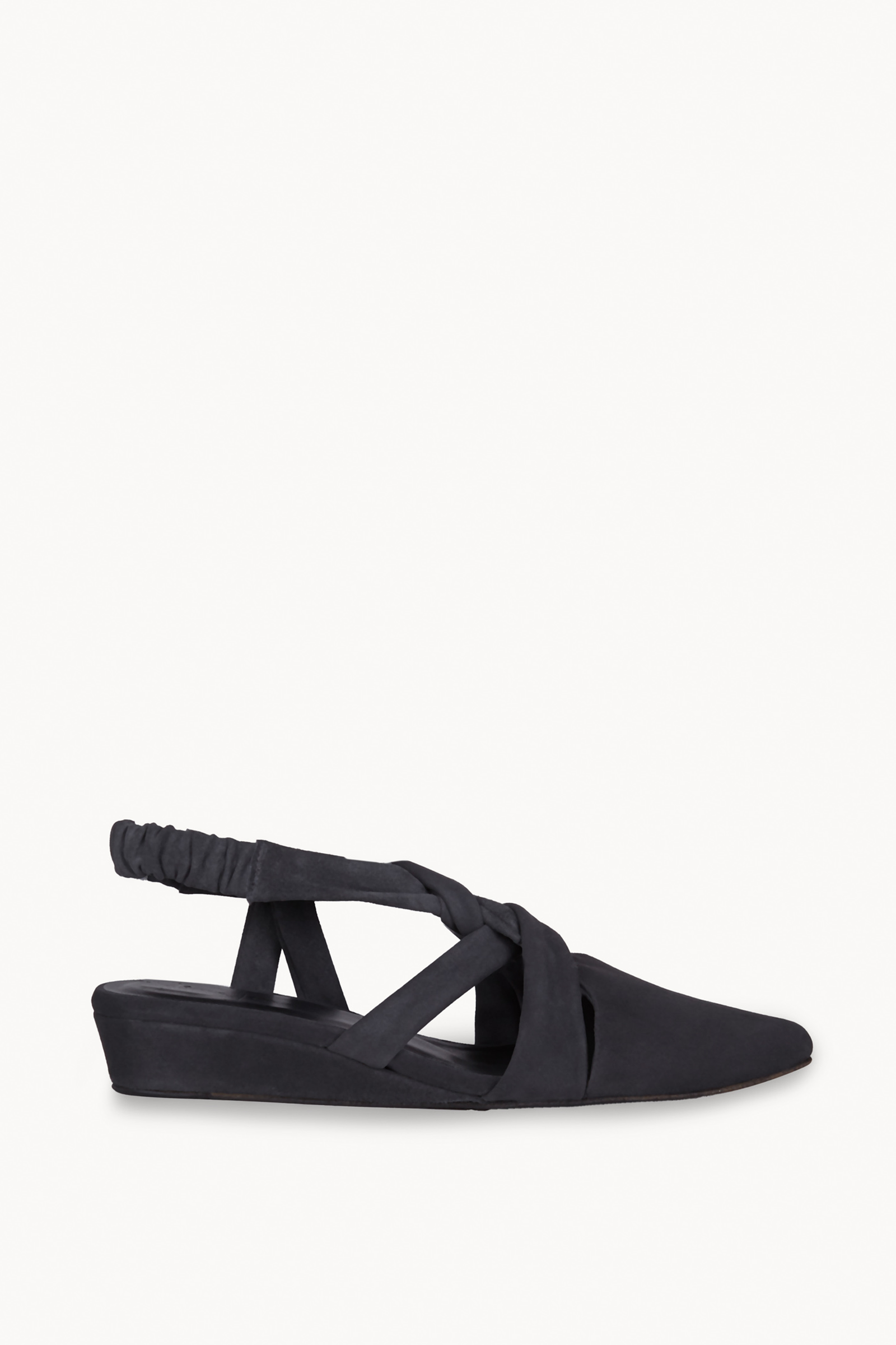 Knot, graphite pointed shoe