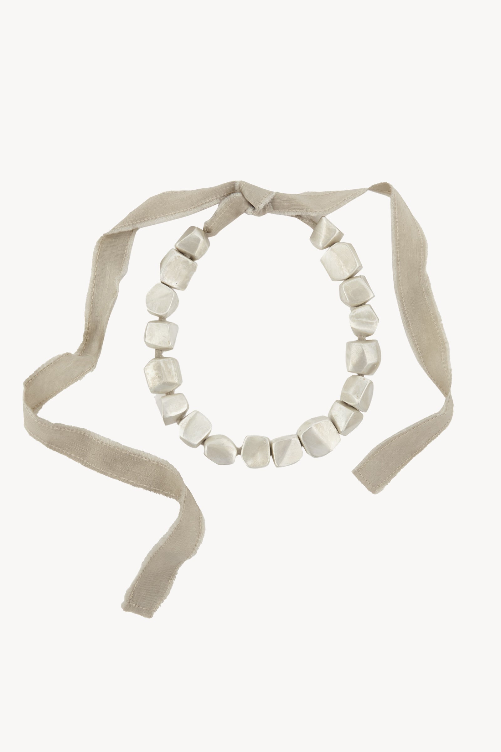 Lapis, collar en plata y seda