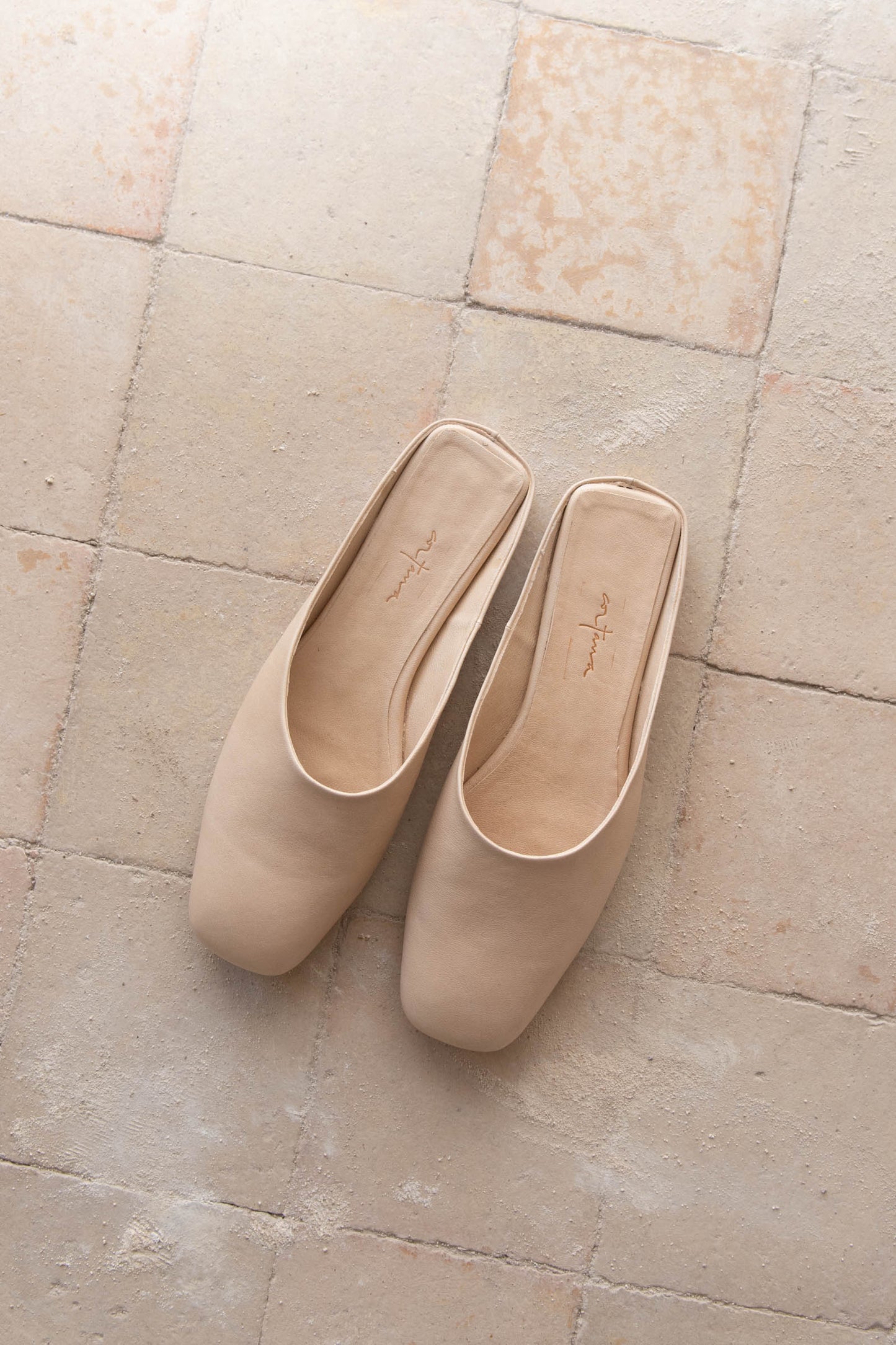 Jackie, mule en cuero beige