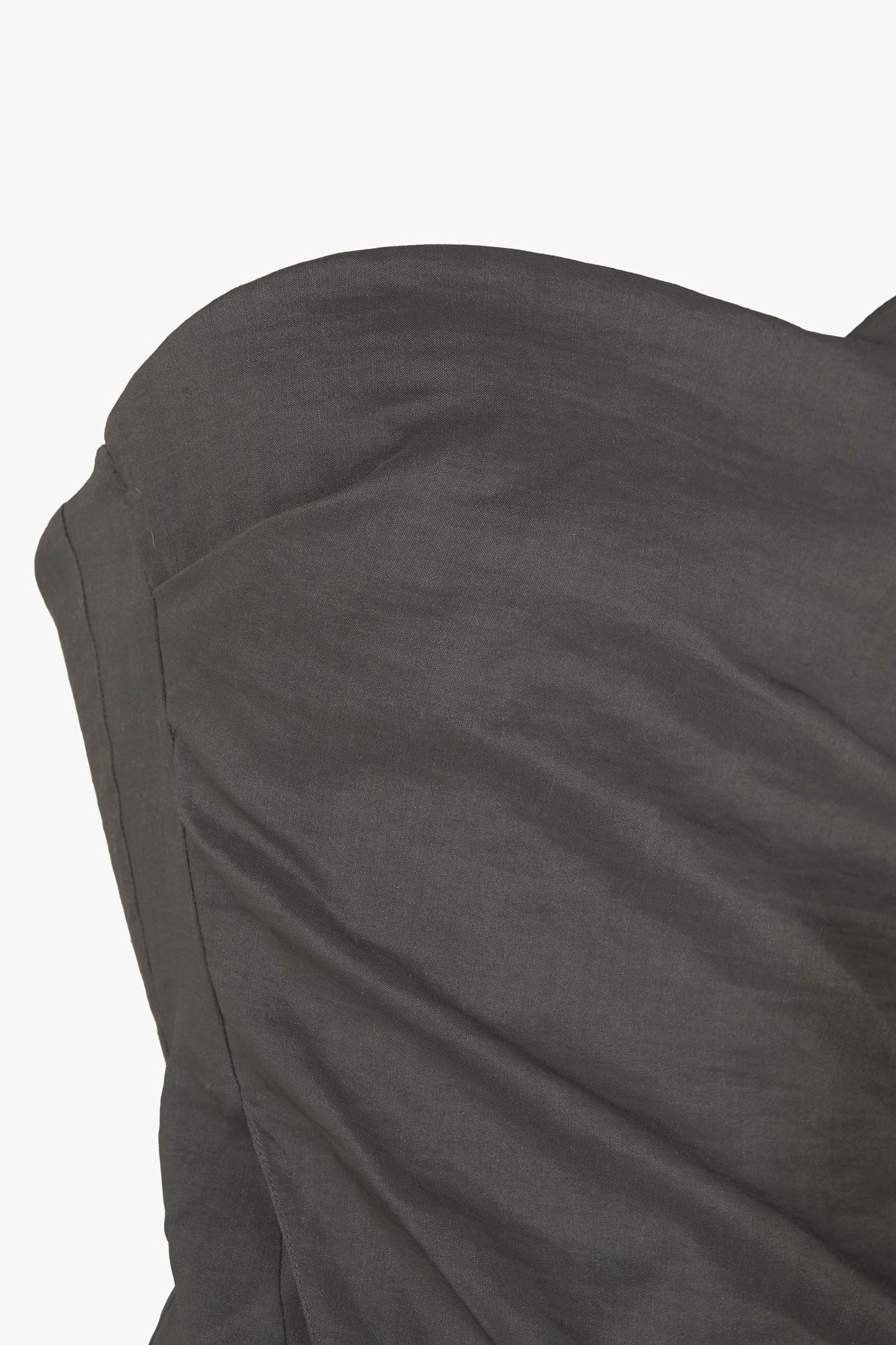 Brenna, vestido palabra de honor gris oscuro