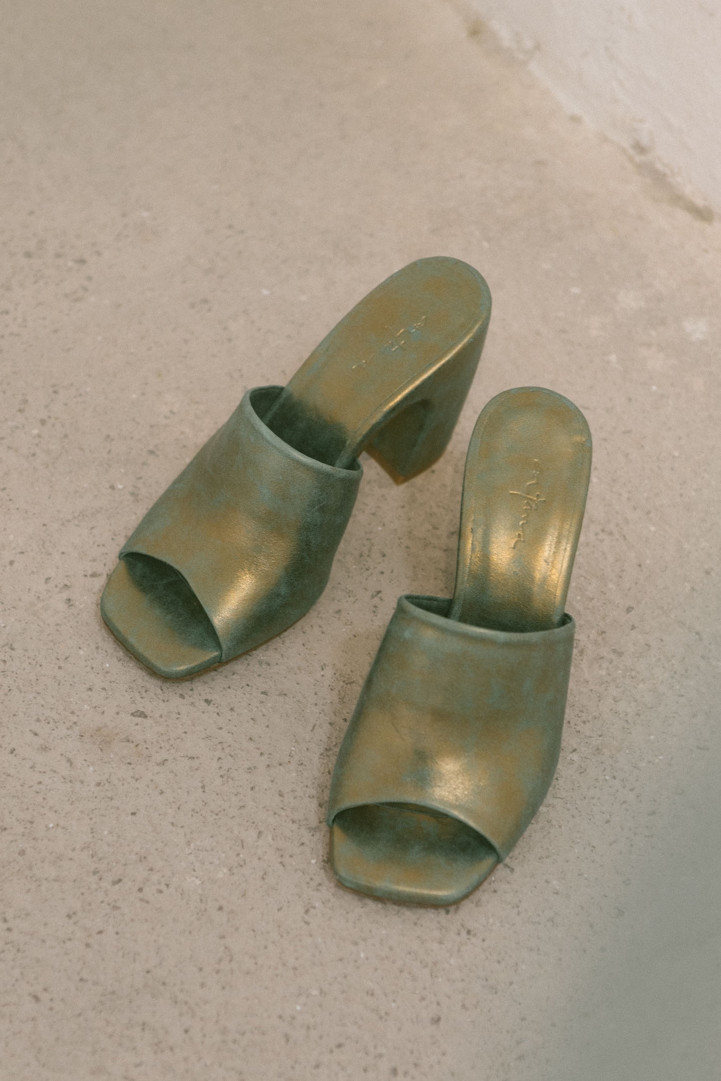 Janis, mules de cuero bronce turquesa