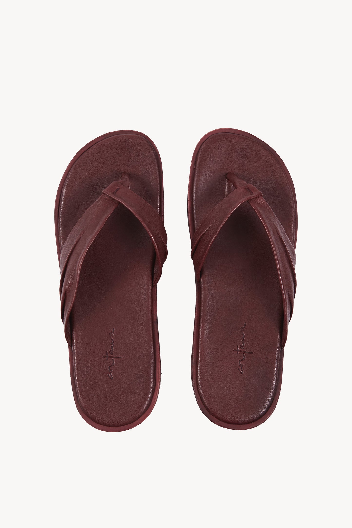 Ada, sandalia plana burdeos