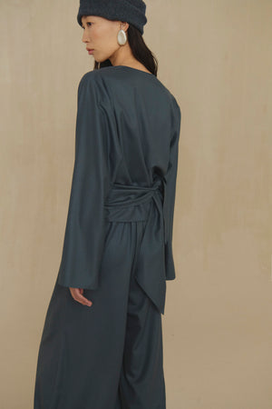Ahora, top cruzado negro de lana virgen