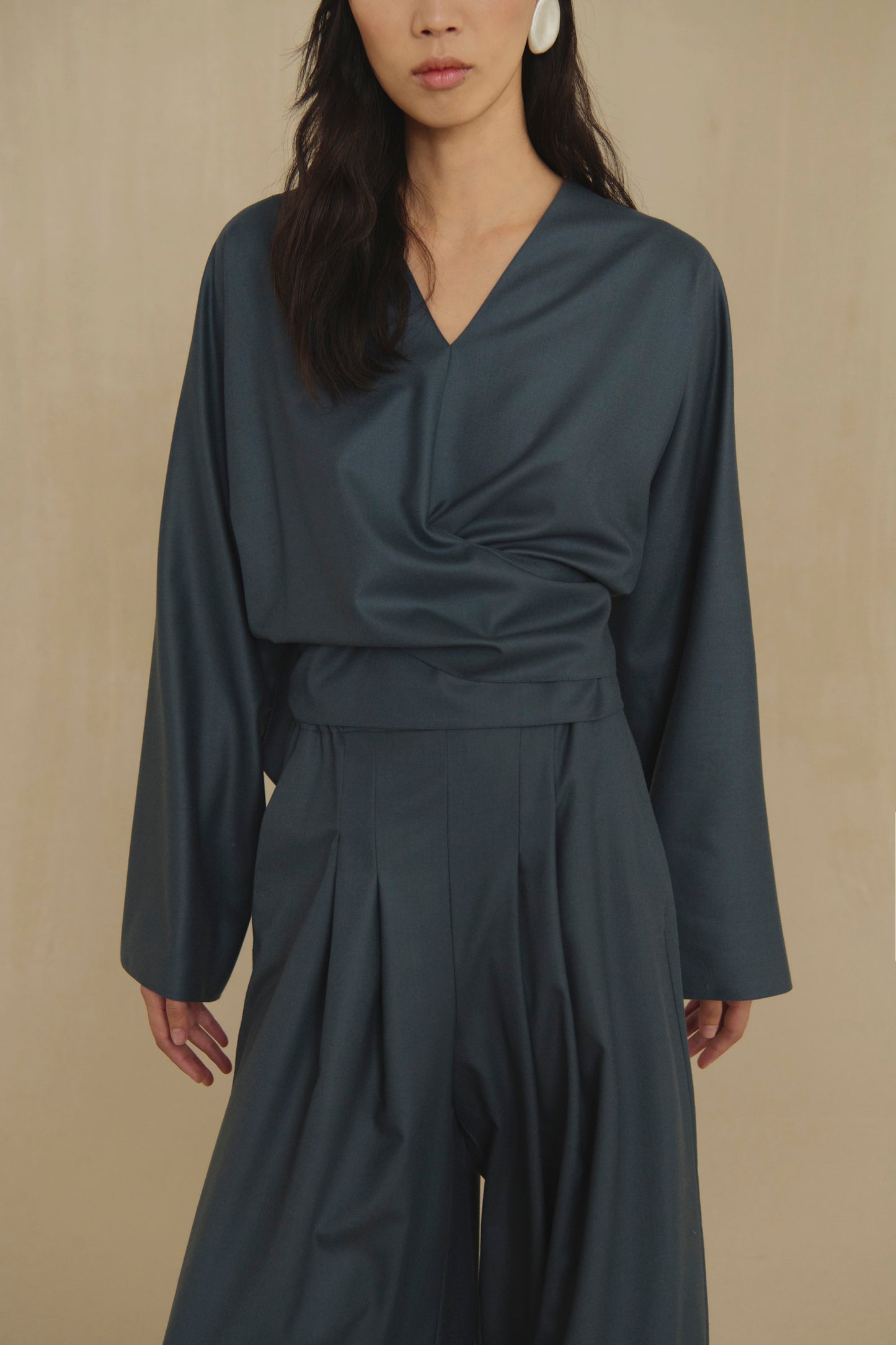 Ahora, top cruzado negro de lana virgen