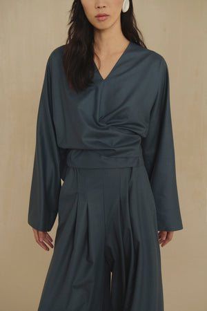 Ahora, top cruzado negro de lana virgen
