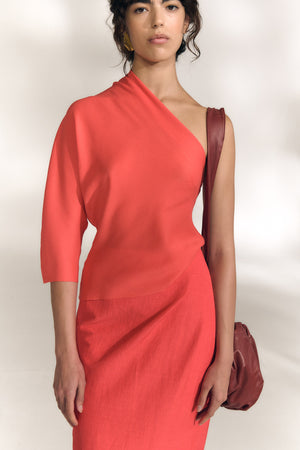 Aleris, top asimetrico de seda rojo coral