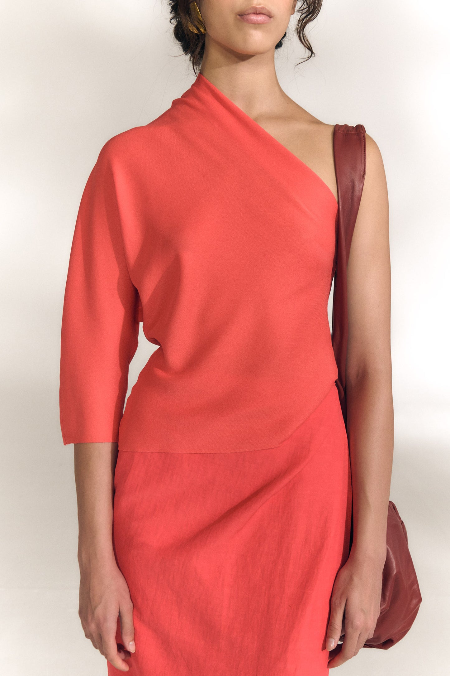 Aleris, top asimetrico de seda rojo coral