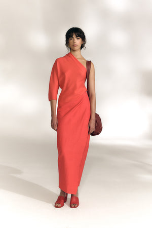 Aleris, top asimetrico de seda rojo coral