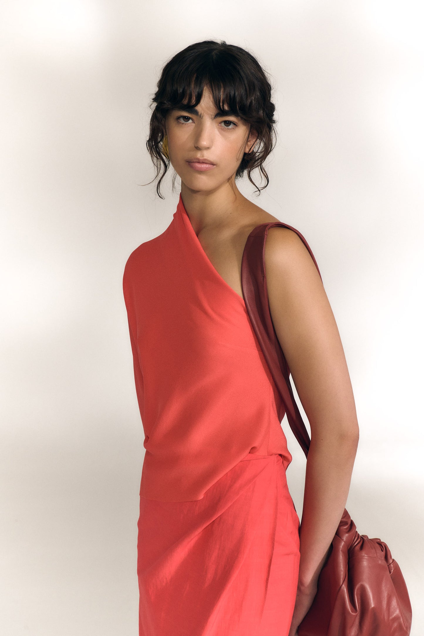 Aleris, top asimetrico de seda rojo coral