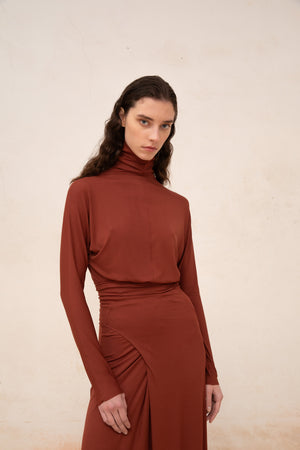 Alice, vestido en cupro stretch granate