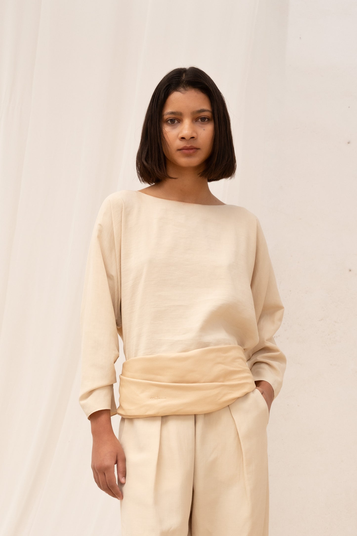 Amelia, loose top in beige linen and silk