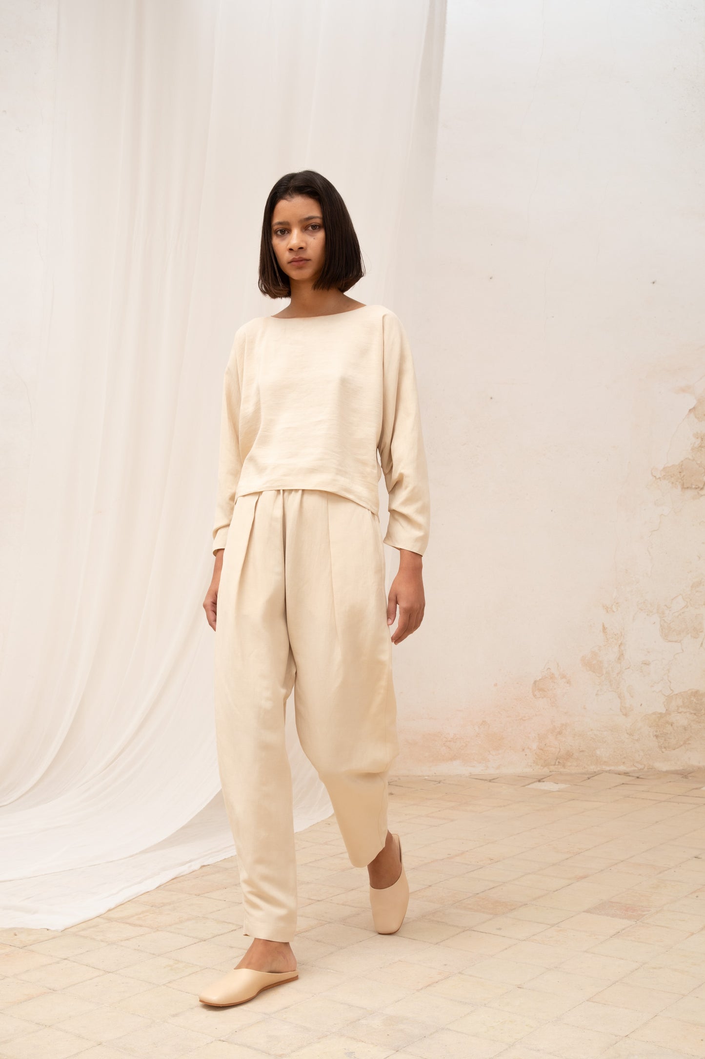 Ama, beige linen and silk pants