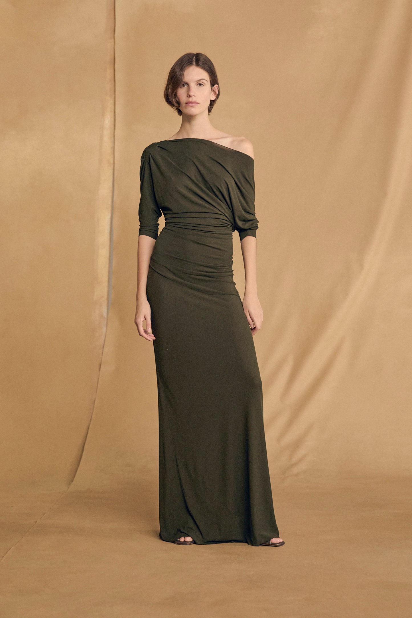 Anghela, vestido drapeado verde oscuro