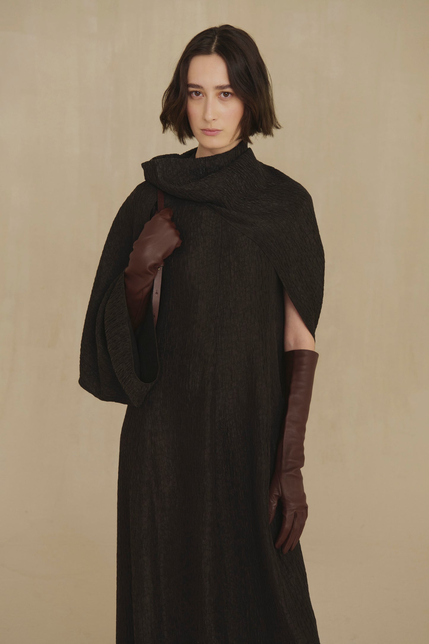Jin, nut brown leather gloves