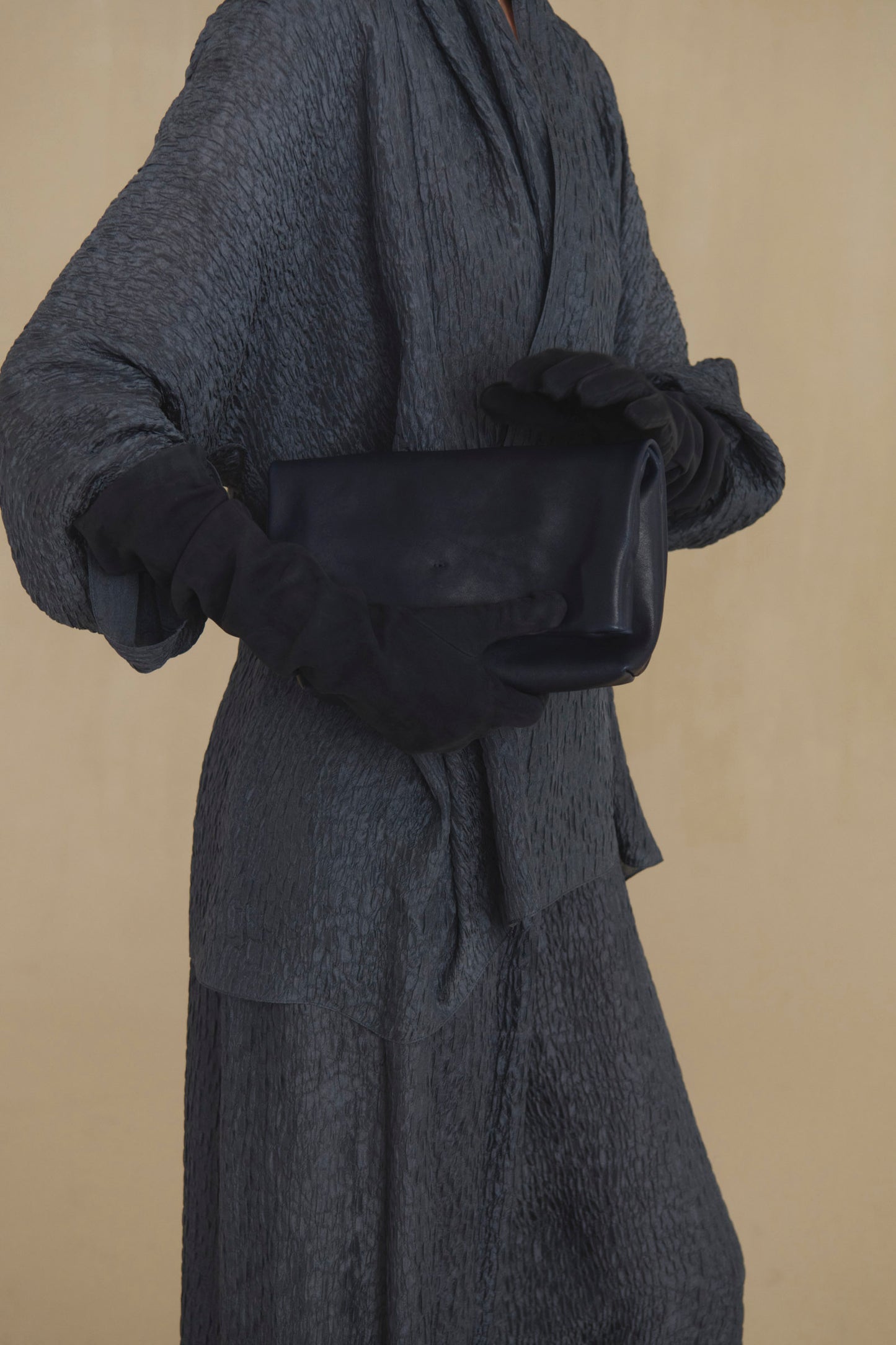 Jin, navy suede gloves