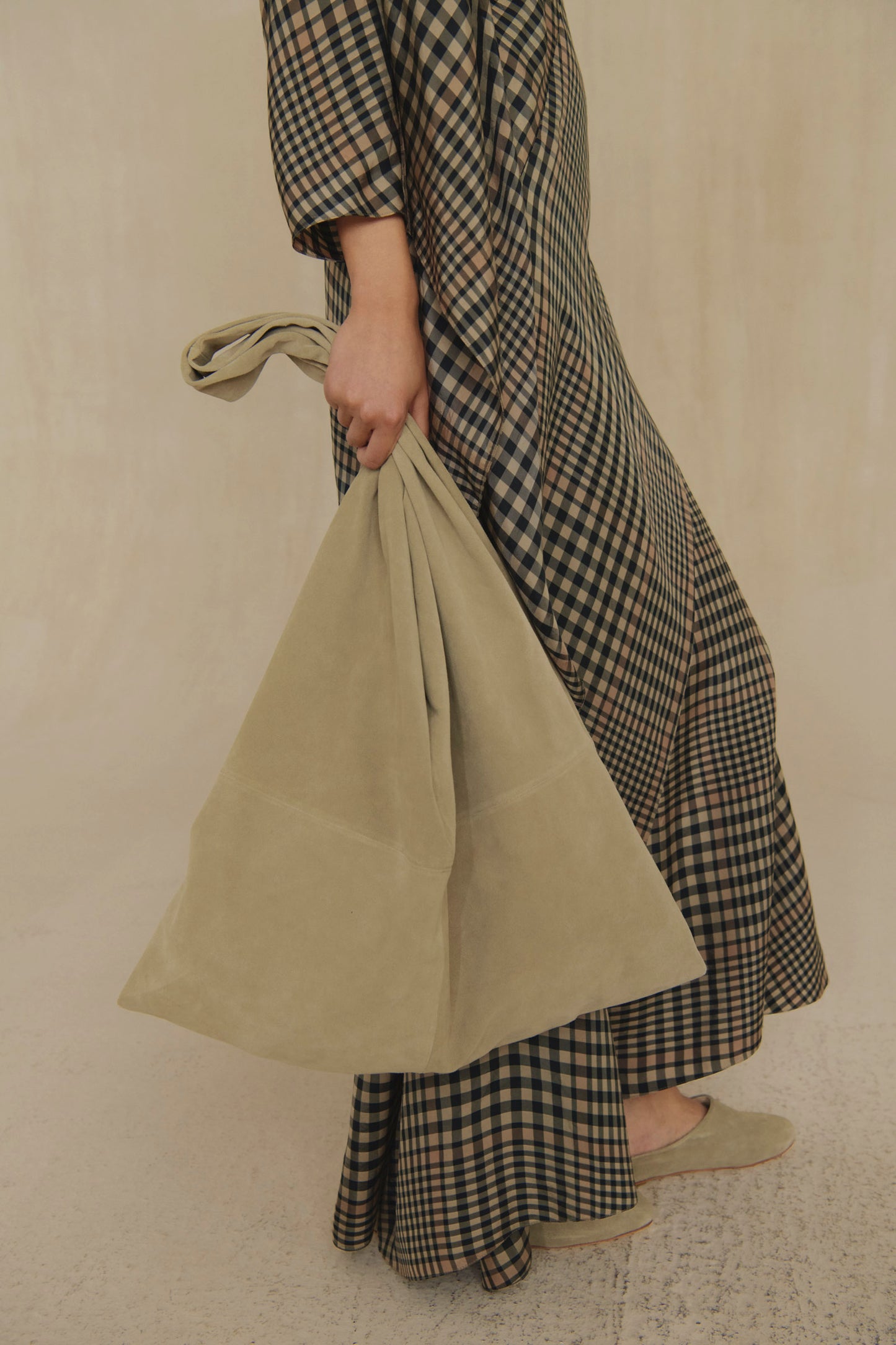 U xl, dark beige suede tote bag