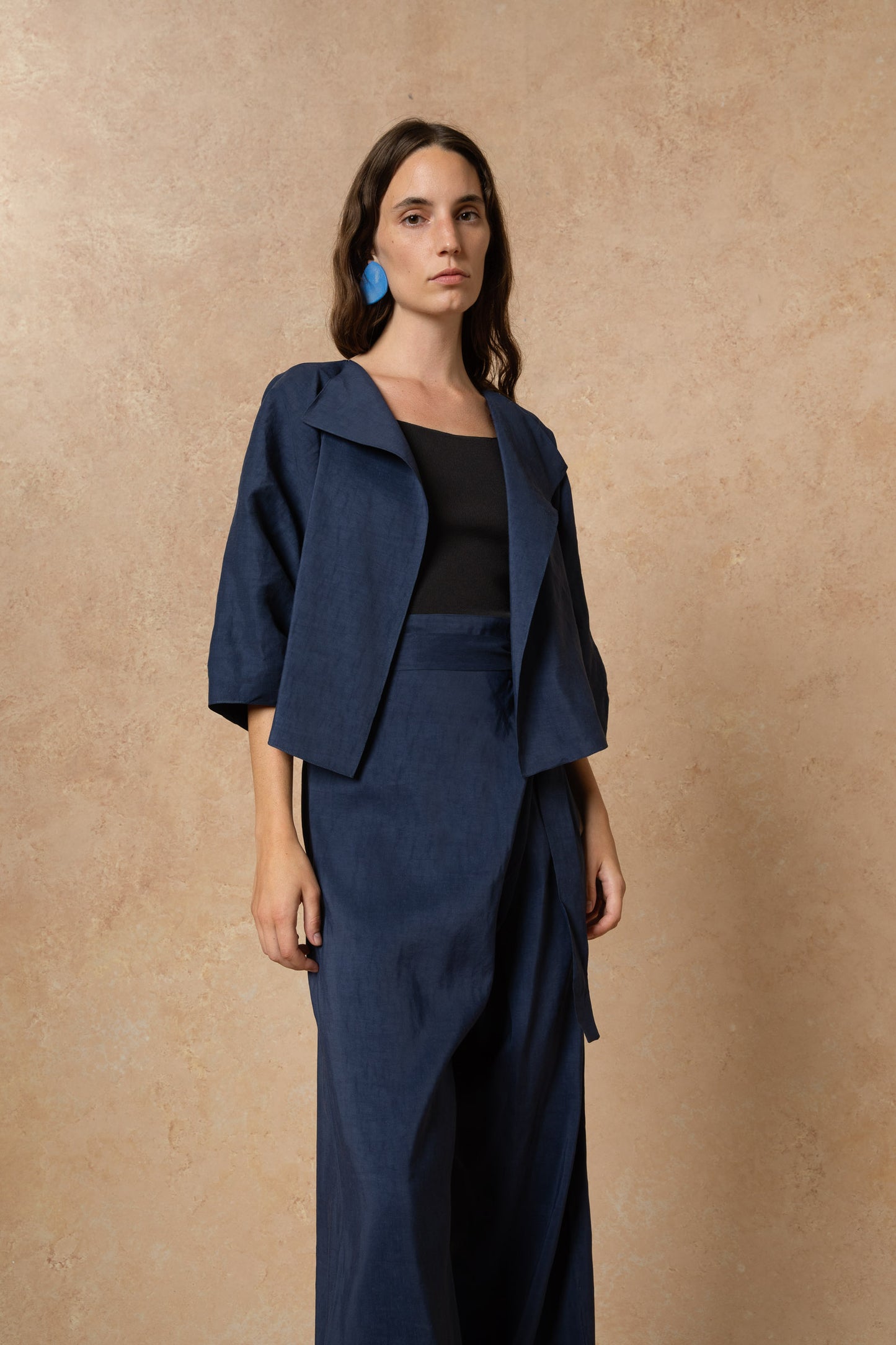 Arco, chaqueta en lino y cupro azul intenso