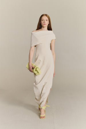 Arne, vestido largo asimetrico crudo