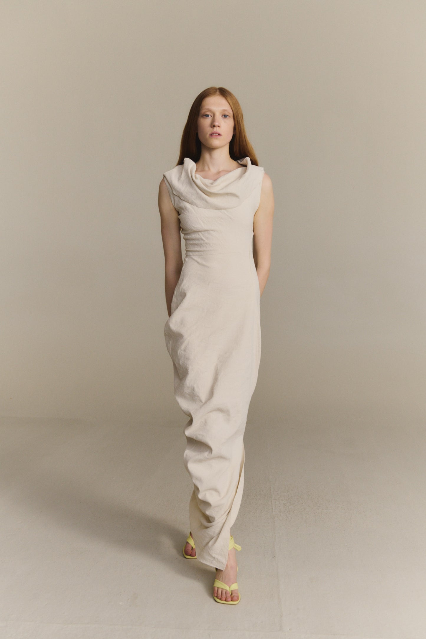 Arne, vestido largo asimetrico crudo