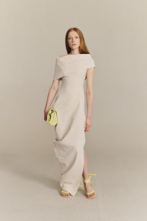 Arne, vestido largo asimetrico crudo