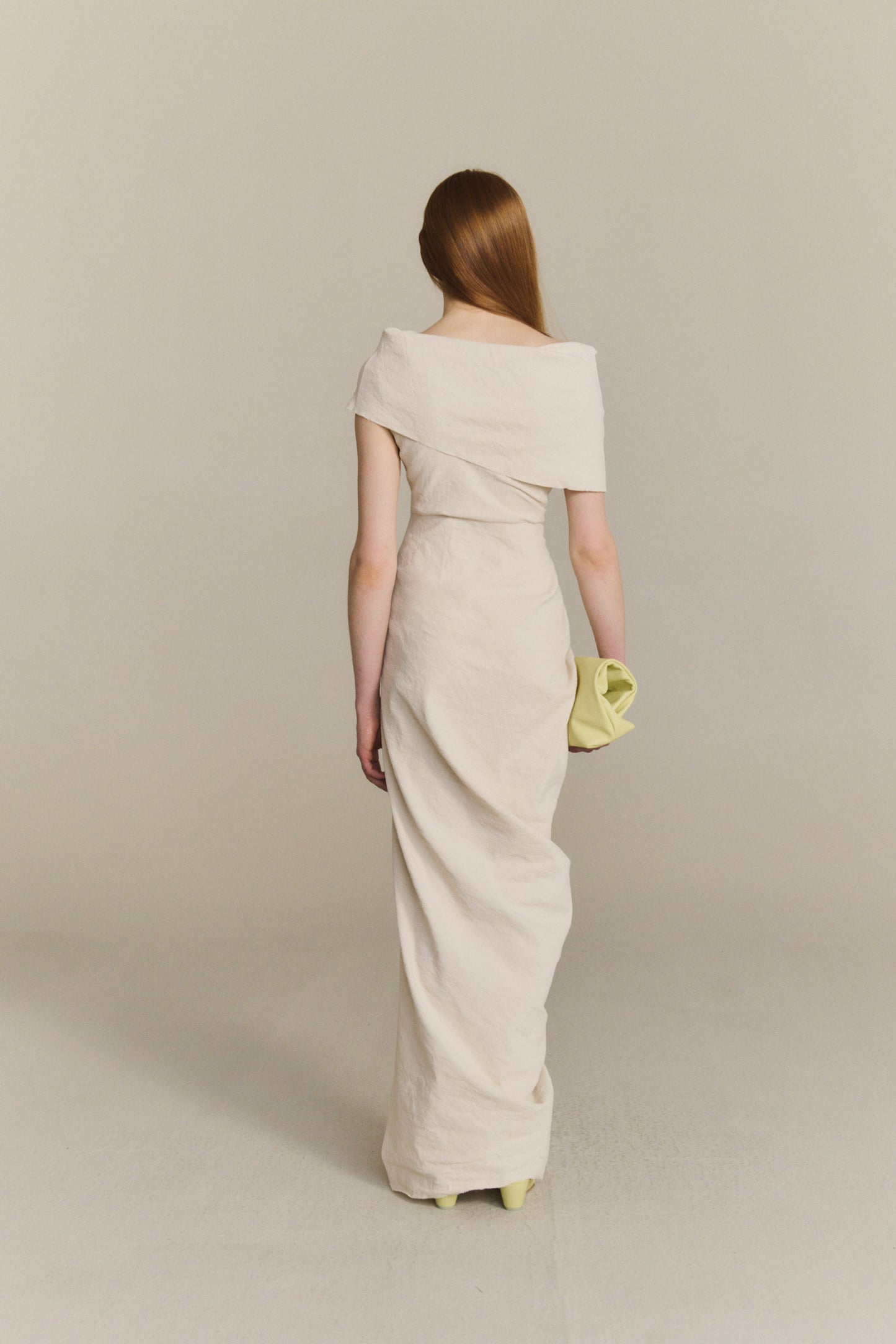 Arne, vestido largo asimetrico crudo