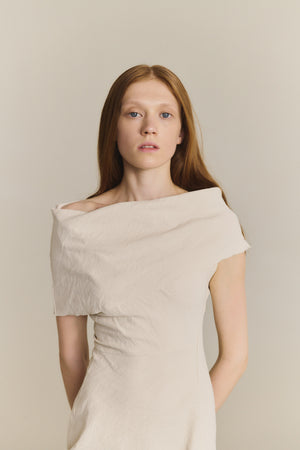 Arne, vestido largo asimetrico crudo