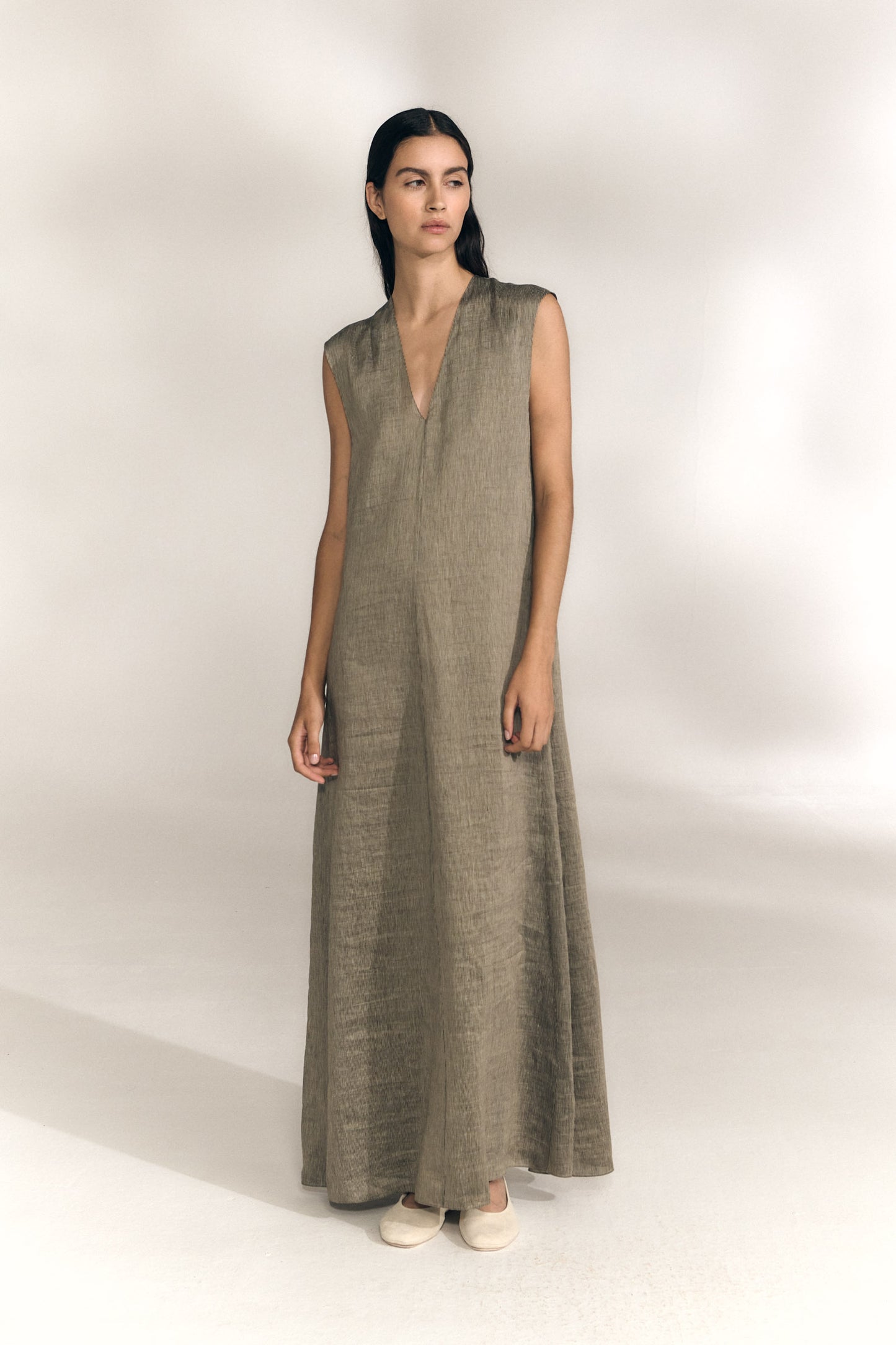 Aria, vestido de lino y seda a rayas vison gris