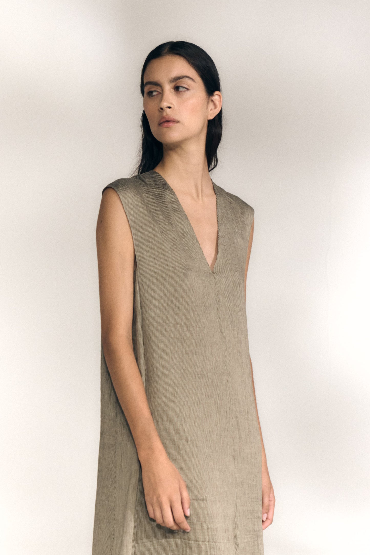 Aria, vestido de lino y seda a rayas vison gris