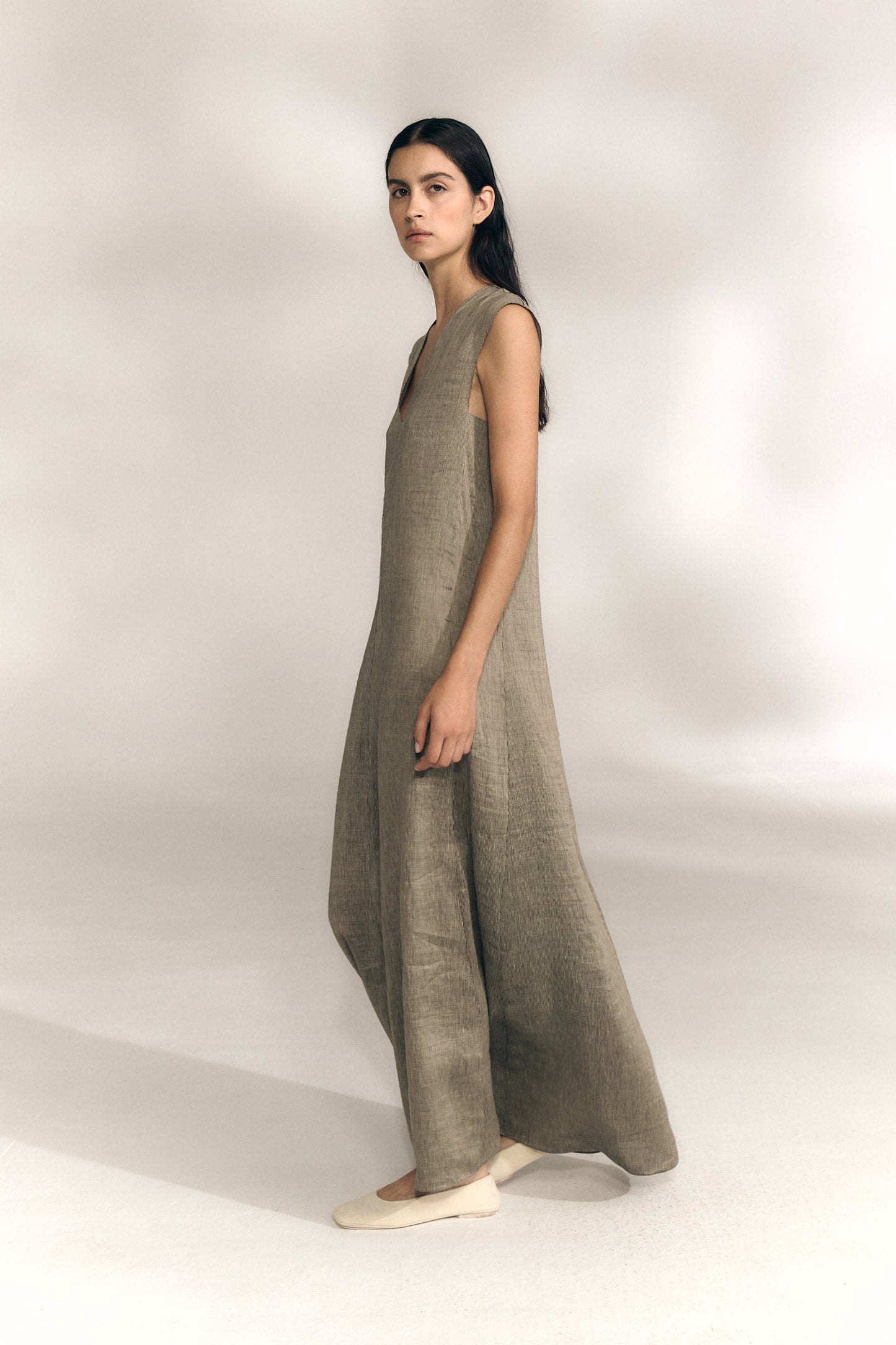 Aria, vestido de lino y seda a rayas vison gris