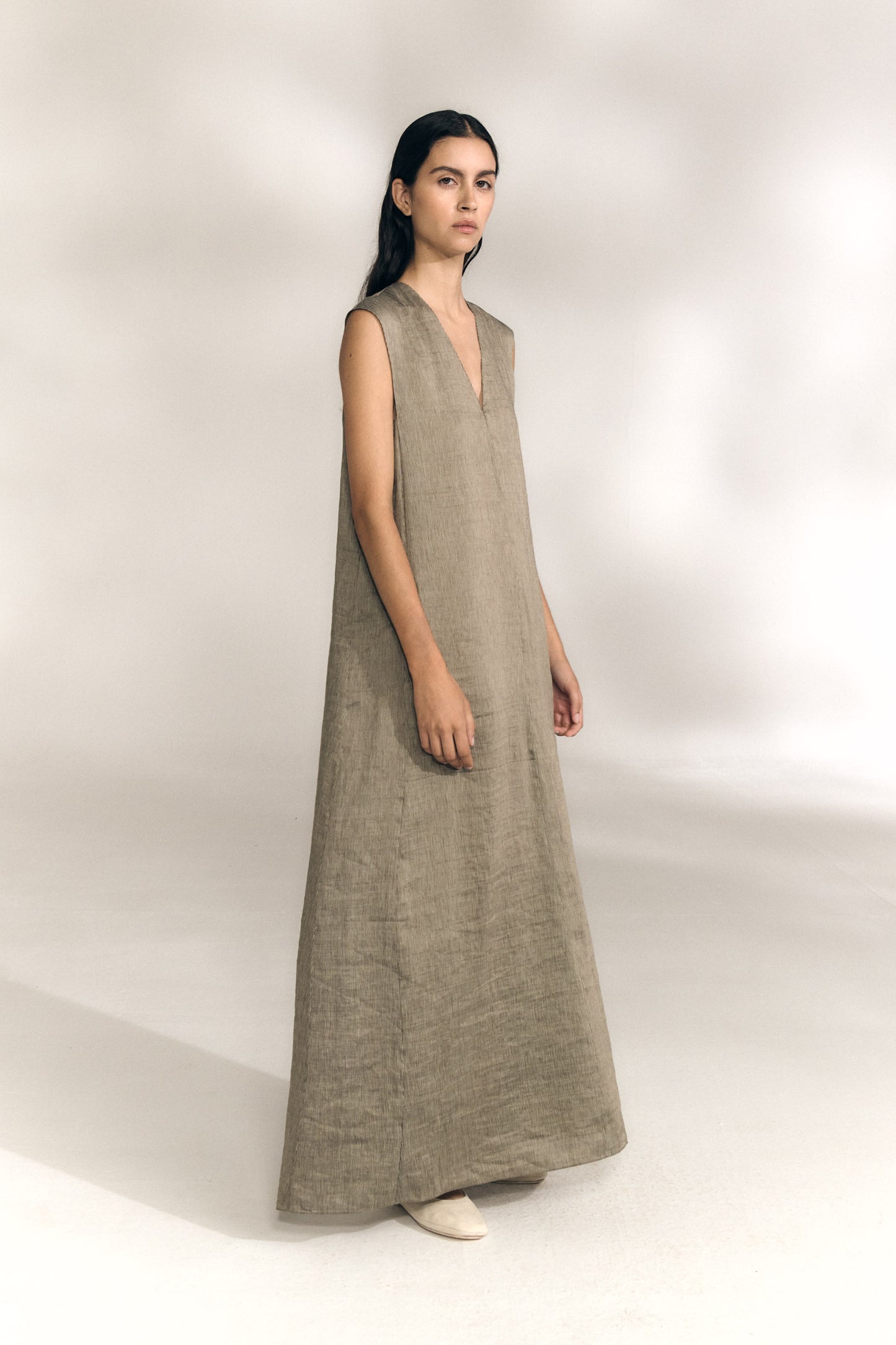 Aria, vestido de lino y seda a rayas vison gris