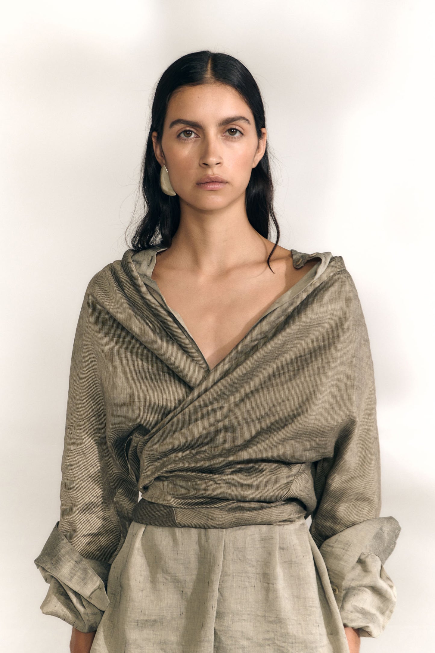 Aria, chaqueta de lino y seda a rayas vison gris