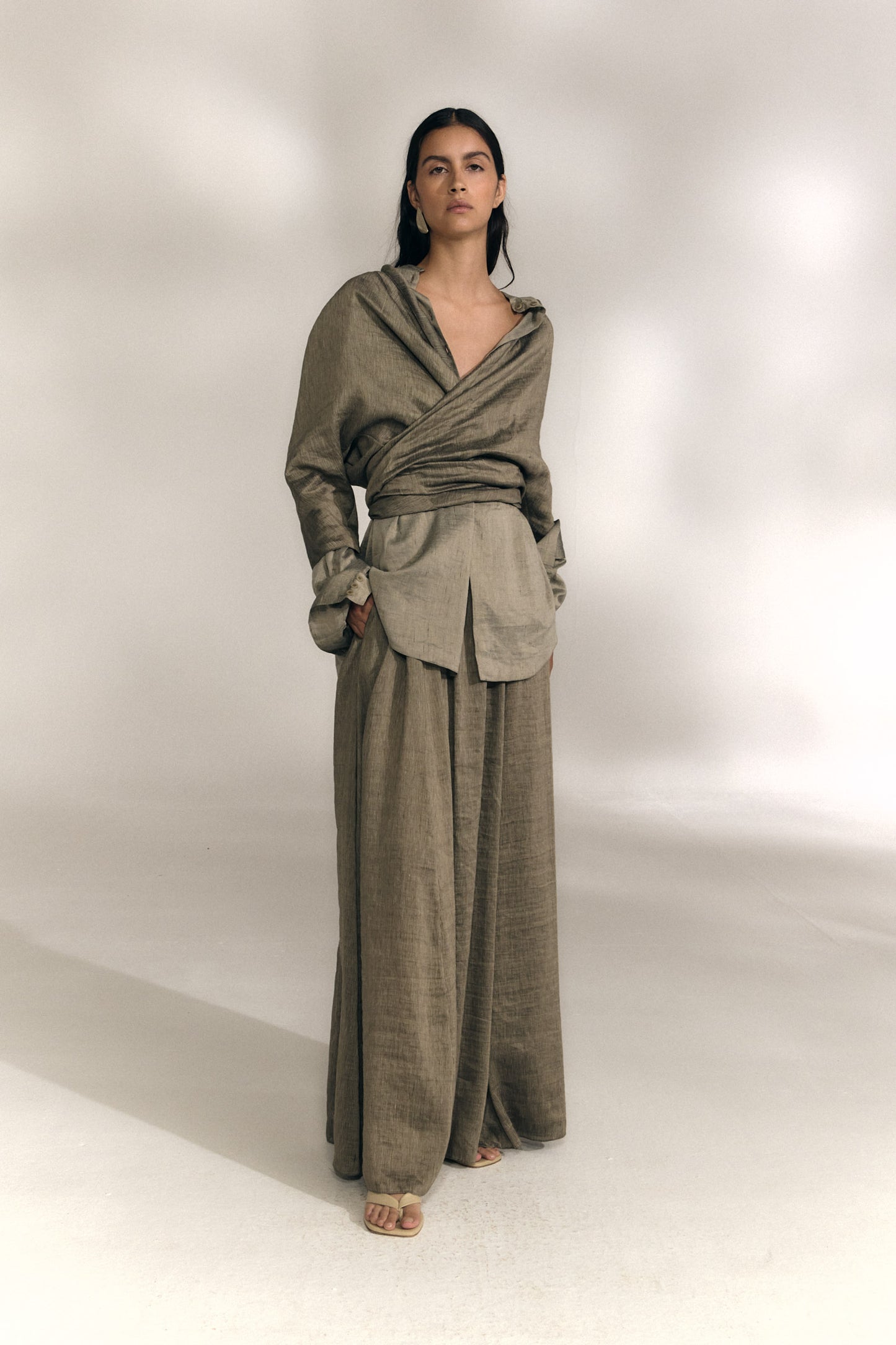 Aria, falda de lino y seda a rayas vison gris