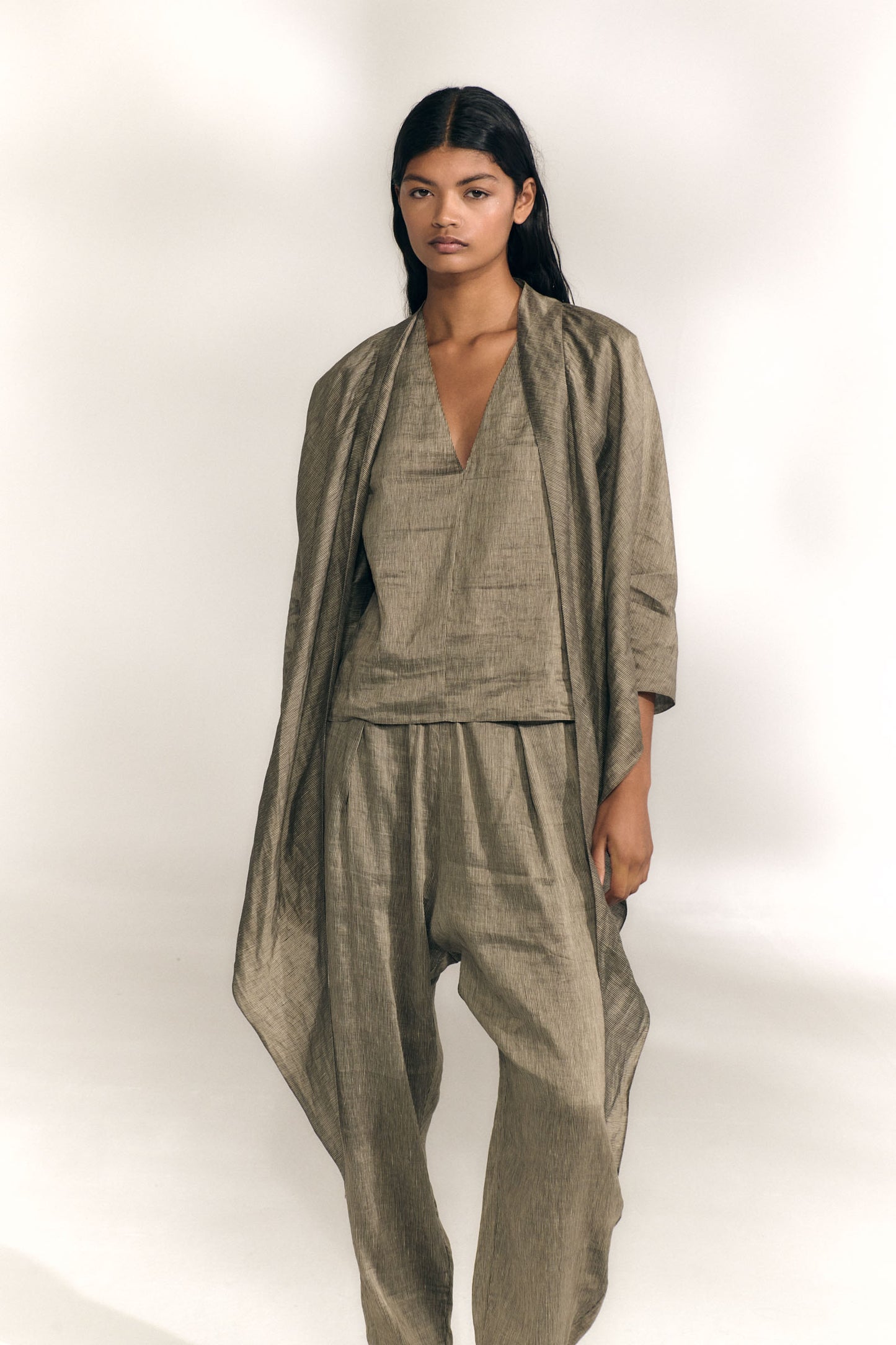 Aria, chaqueta de lino y seda a rayas vison gris