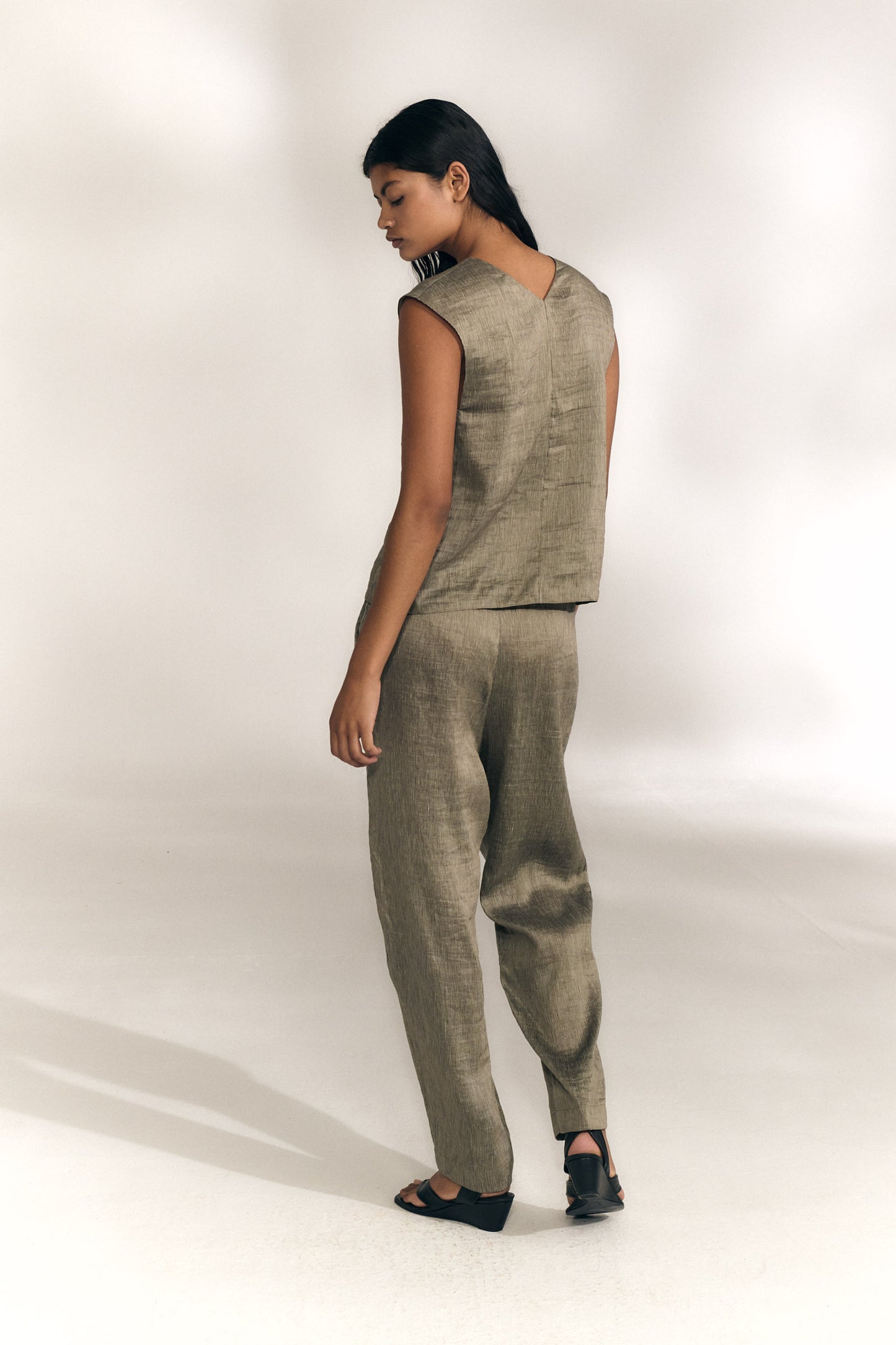 Aria, top de lino y seda a rayas vison gris