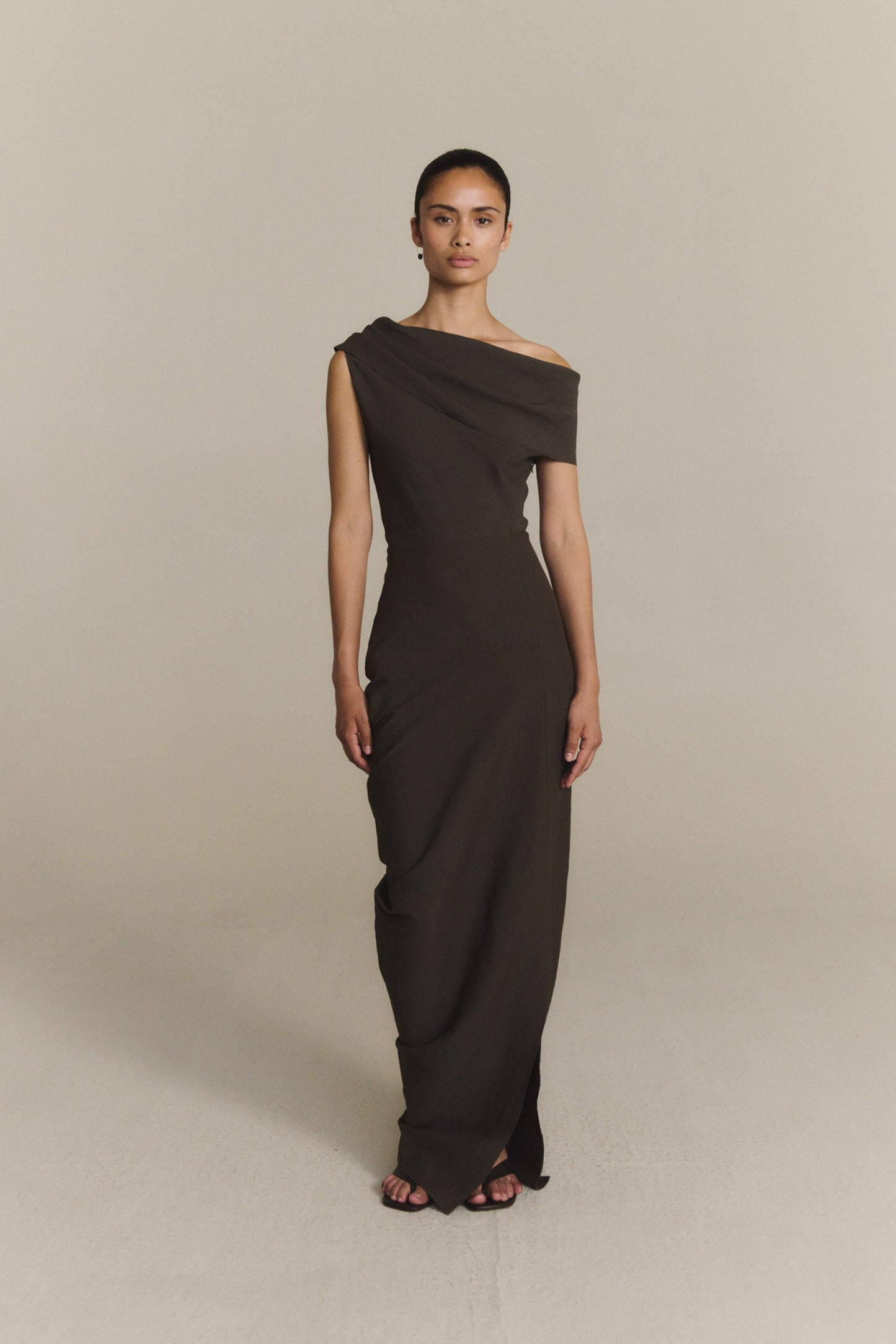 Arne, vestido largo asimetrico gris mocha