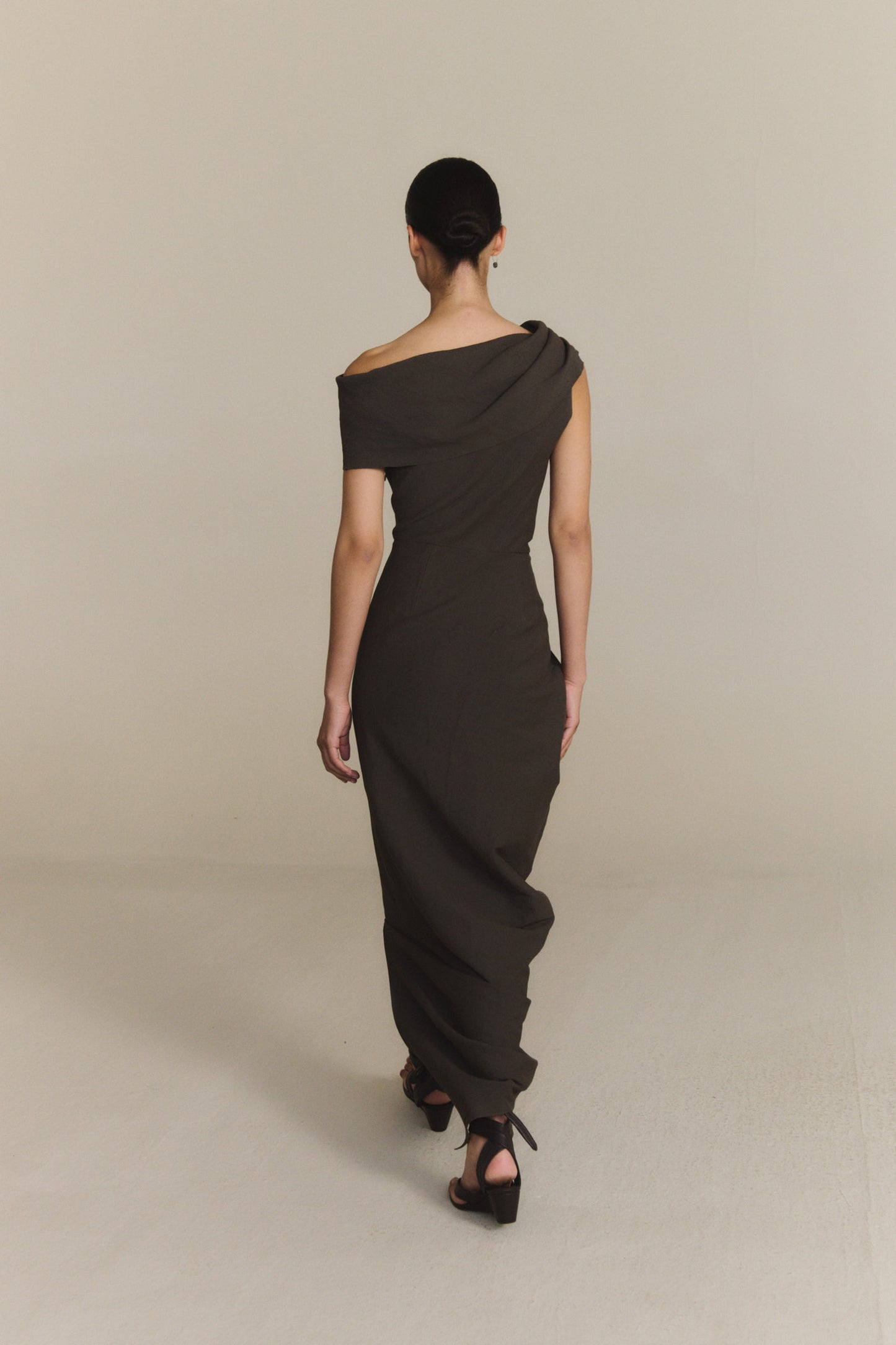 Arne, vestido largo asimetrico gris mocha