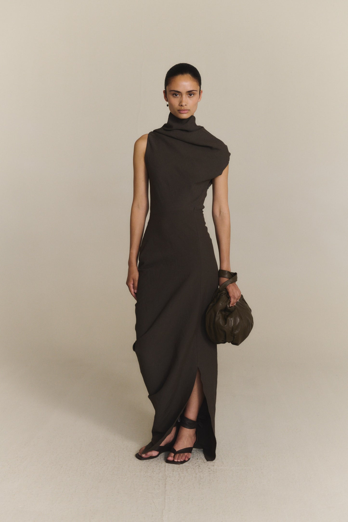 Arne, vestido largo asimetrico gris mocha