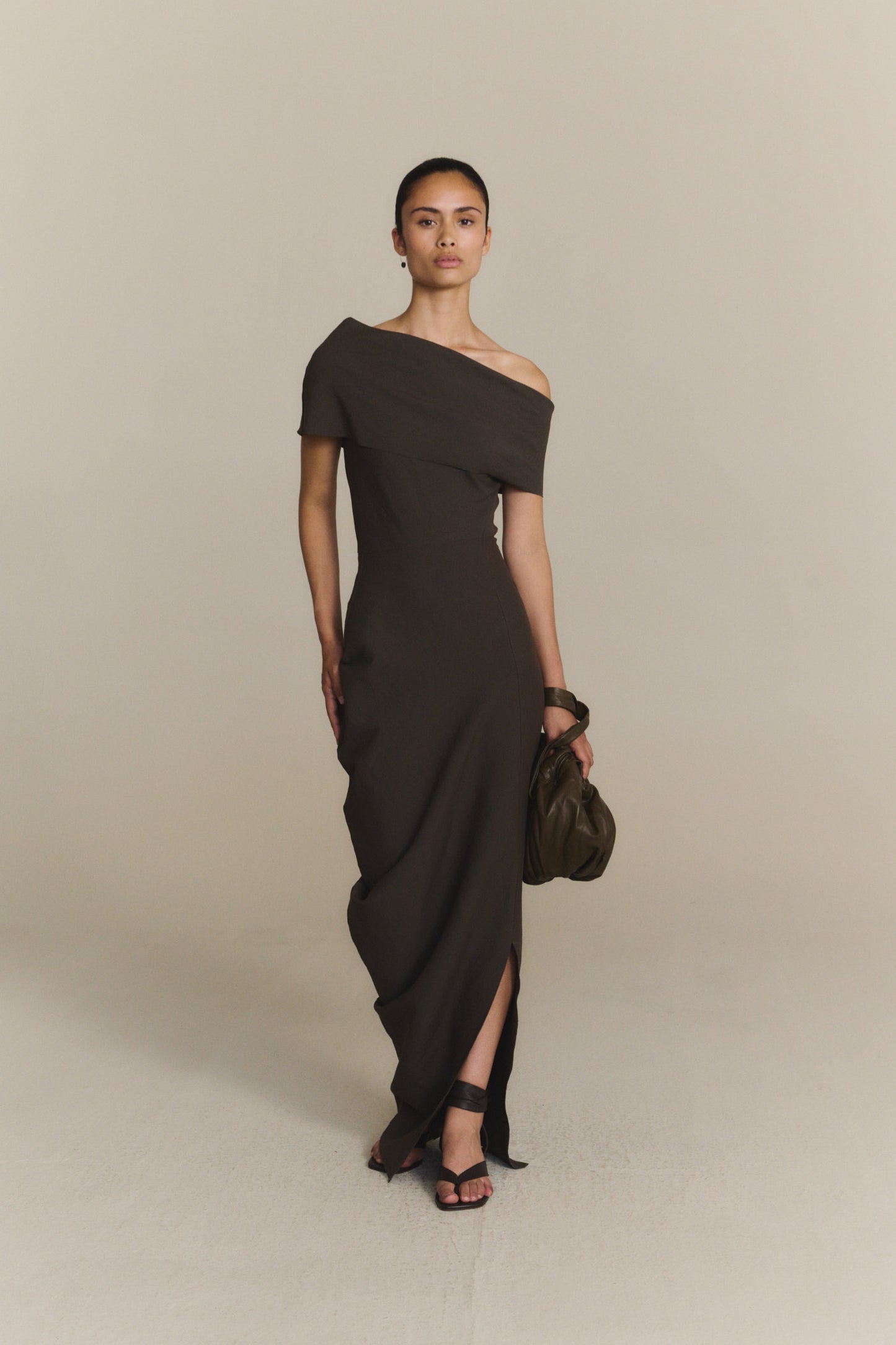 Arne, vestido largo asimetrico gris mocha