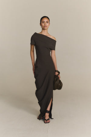 Arne, vestido largo asimetrico gris mocha