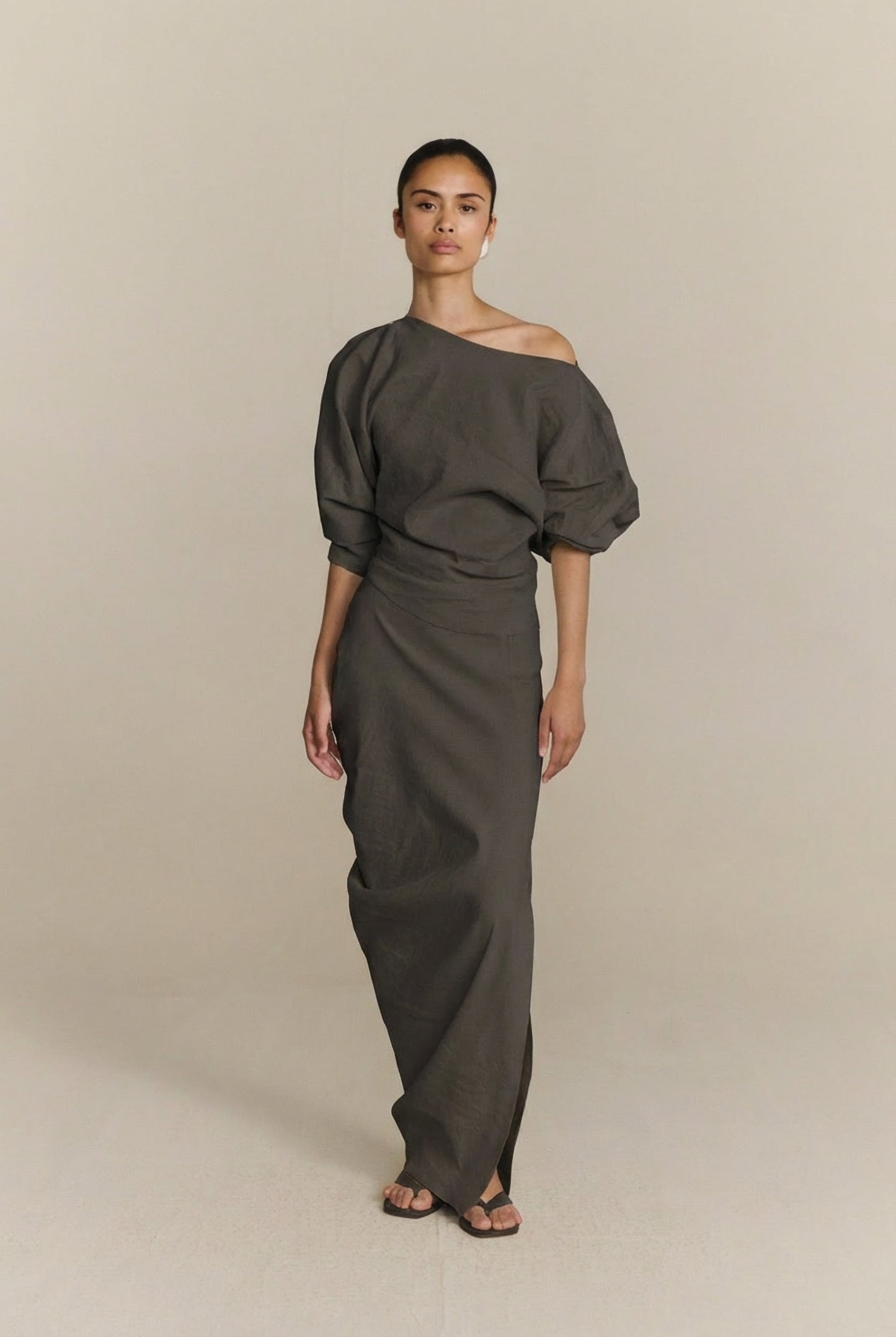 Arne, falda larga drapeada gris mocha