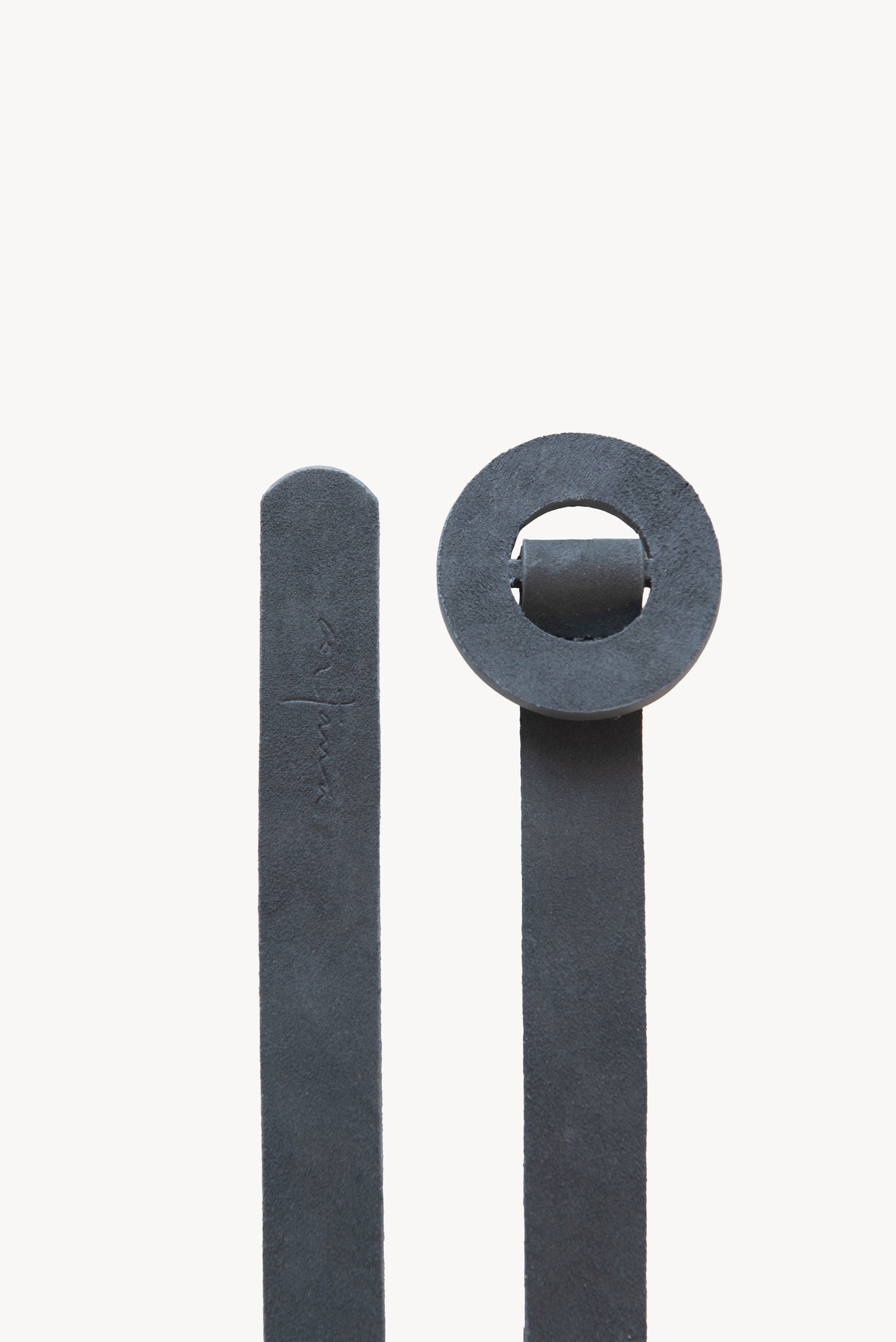 Aro S, thin belt in graphite suede