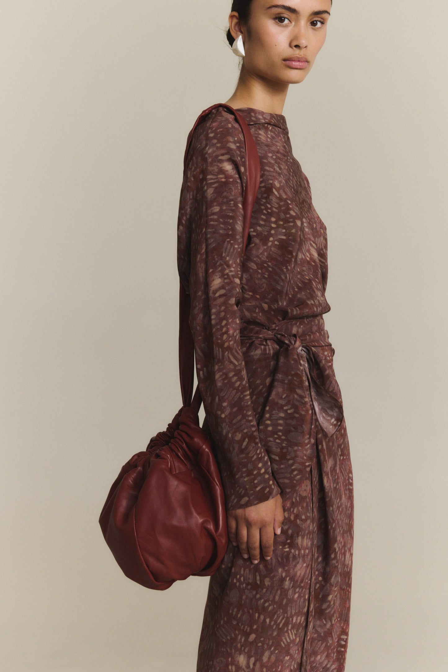 Sack M, bolso mediano de cuero rojo lava