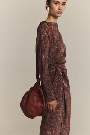 Sack M, bolso mediano de cuero rojo lava