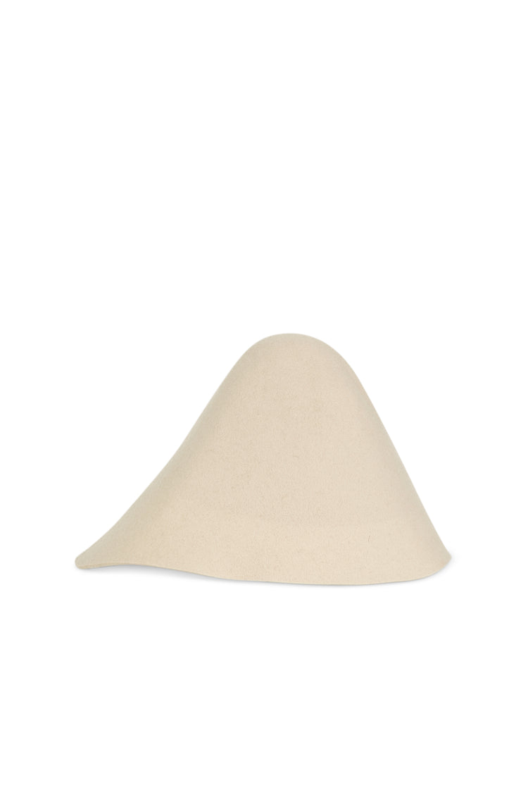 Aura, sombrero asimetrico beige