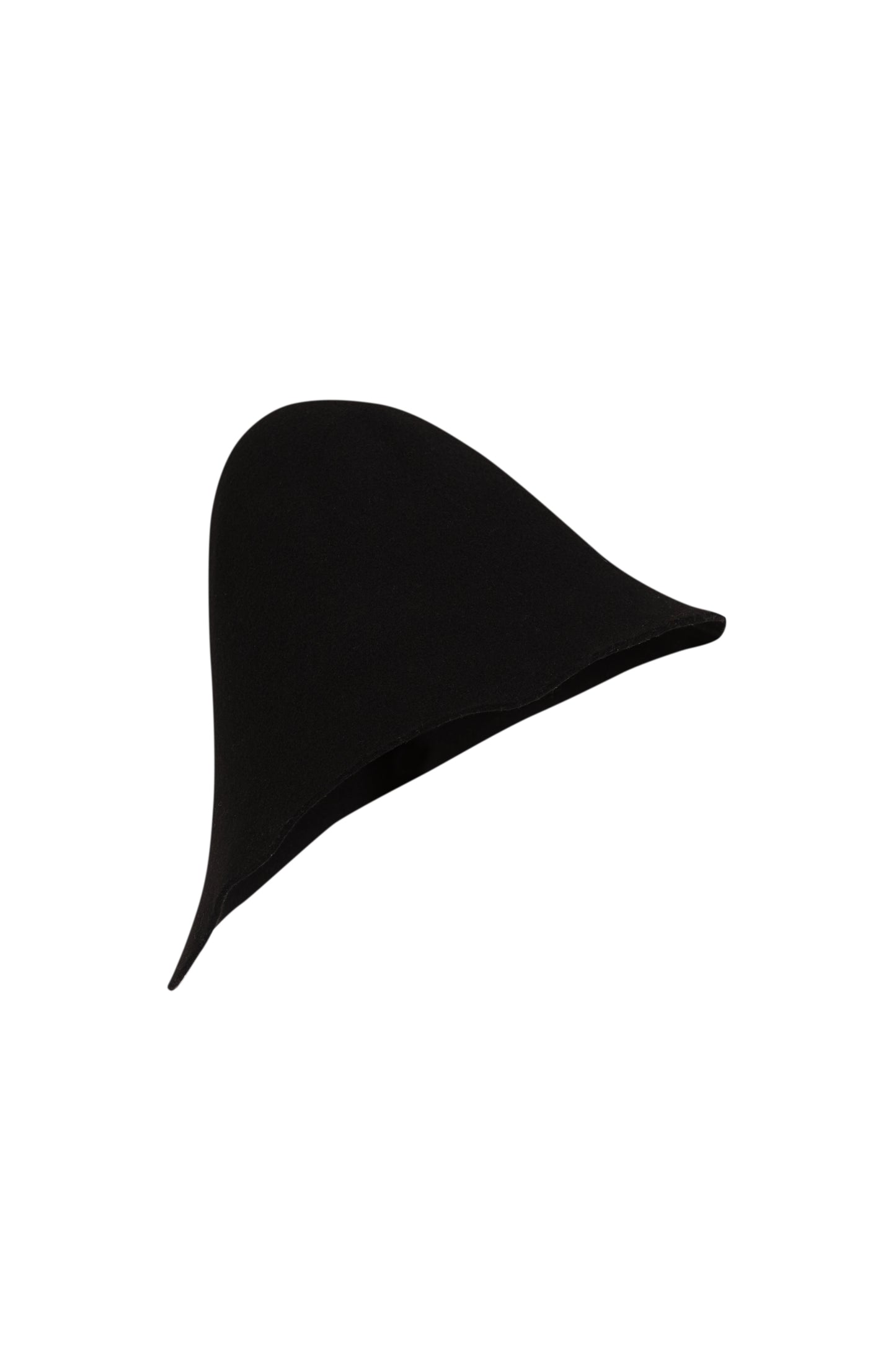 Aura, sombrero asimetrico negro