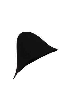 Aura, sombrero asimetrico negro