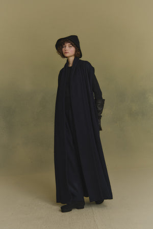 Jin,  guantes de cuero negro