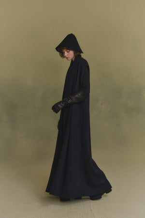 Jin,  guantes de cuero negro