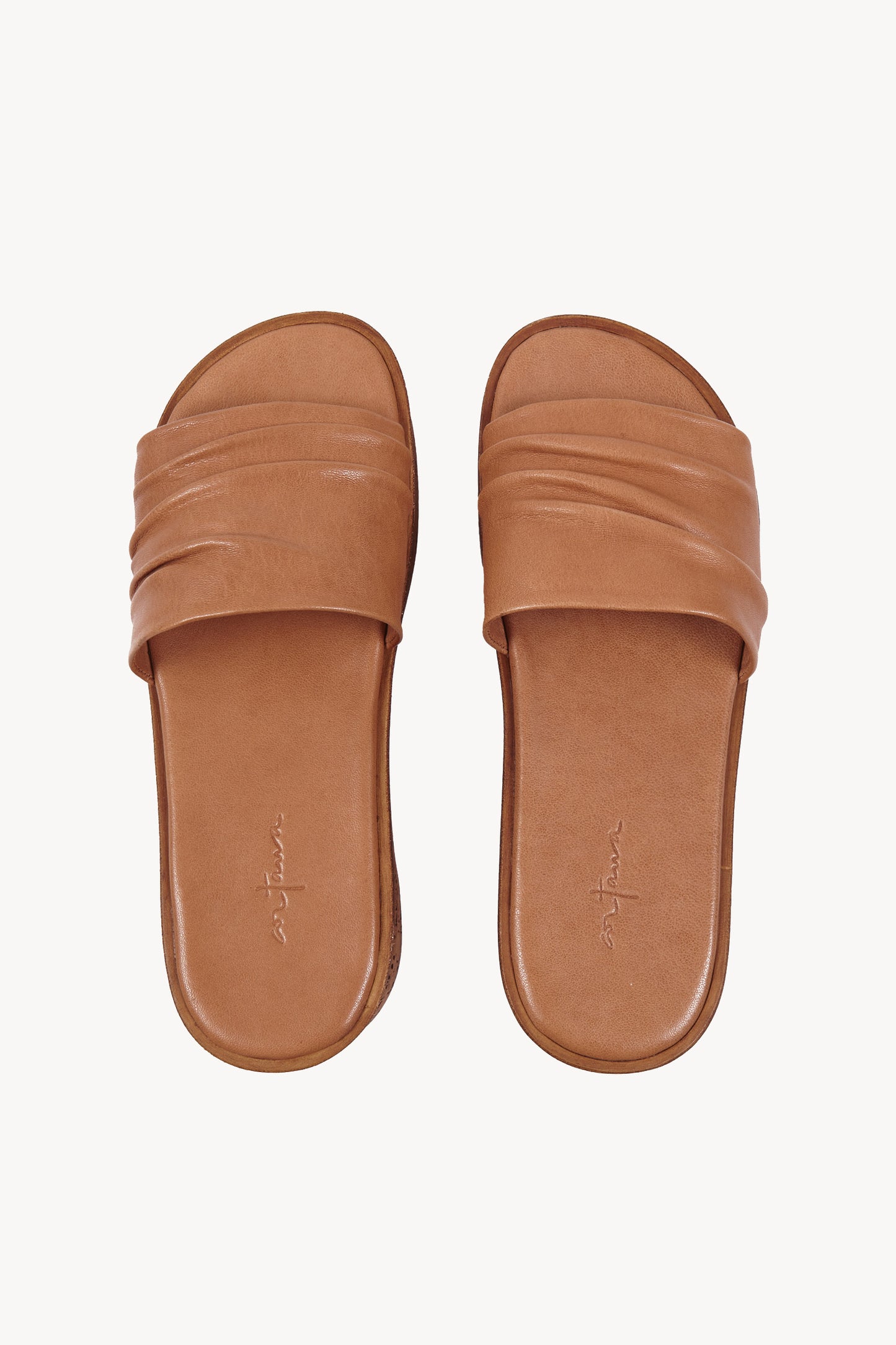 Beth, sandalia plana caramel