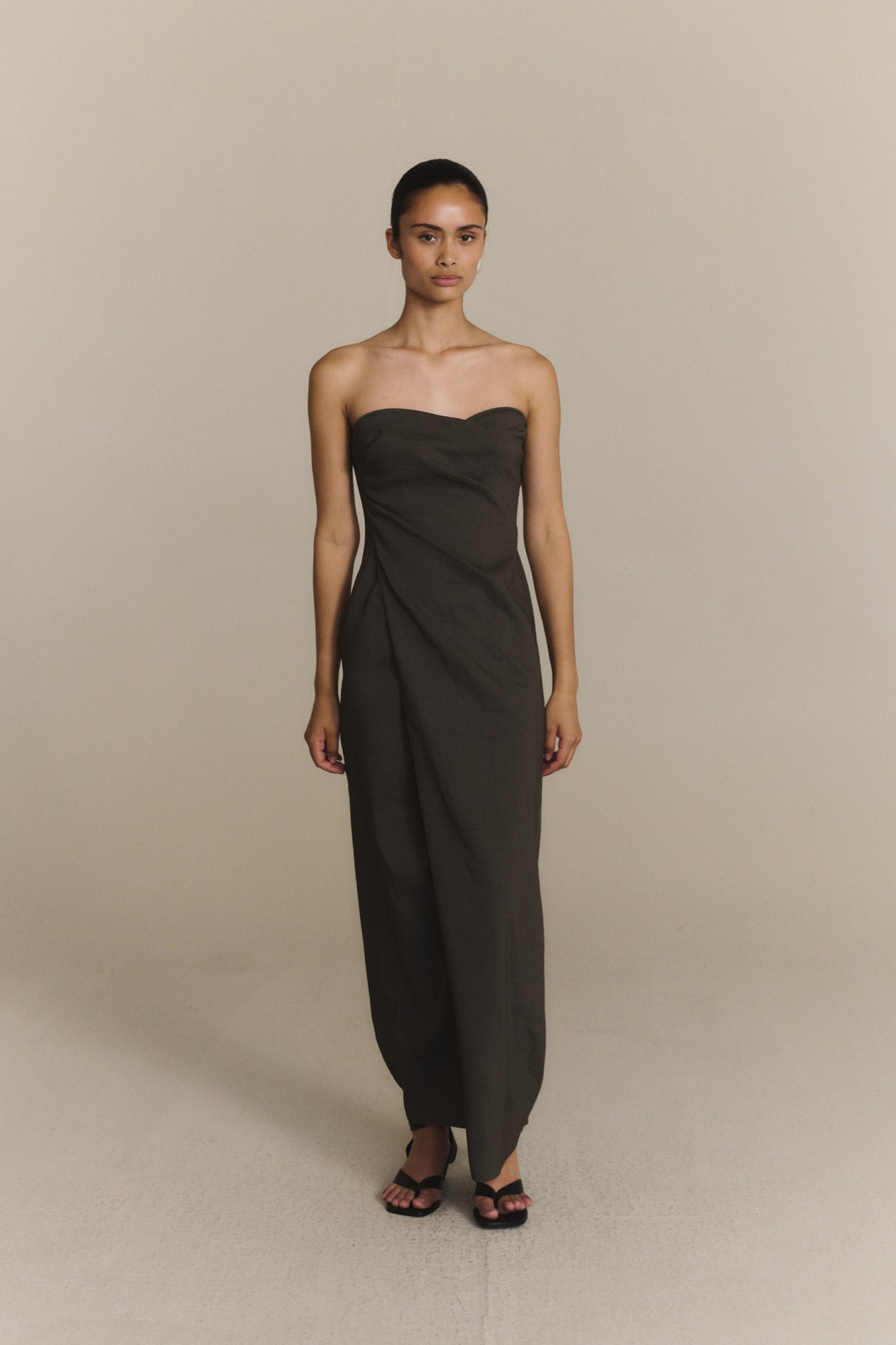 Brenna, vestido palabra de honor gris oscuro